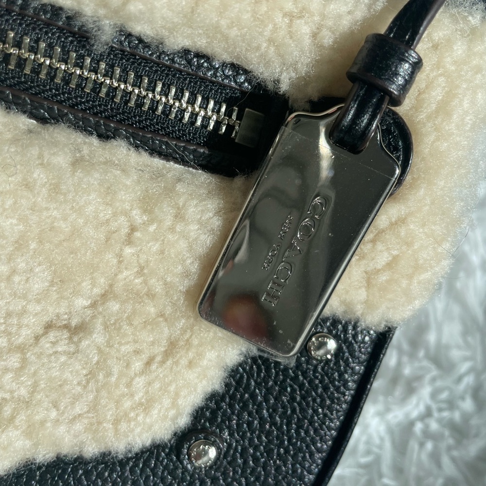 Coach~
SMALL RHYDER POCHETTE IN SHEARLING - Picture 6 of 15